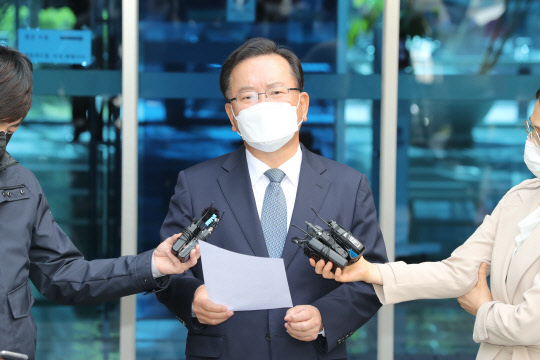 김부겸 국무총리 후보자가 16일 오후 임시 사무실이 마련된 서울 종로구 금융연수원에서 취재진에게 소감을 밝히고 있다. 연합뉴스